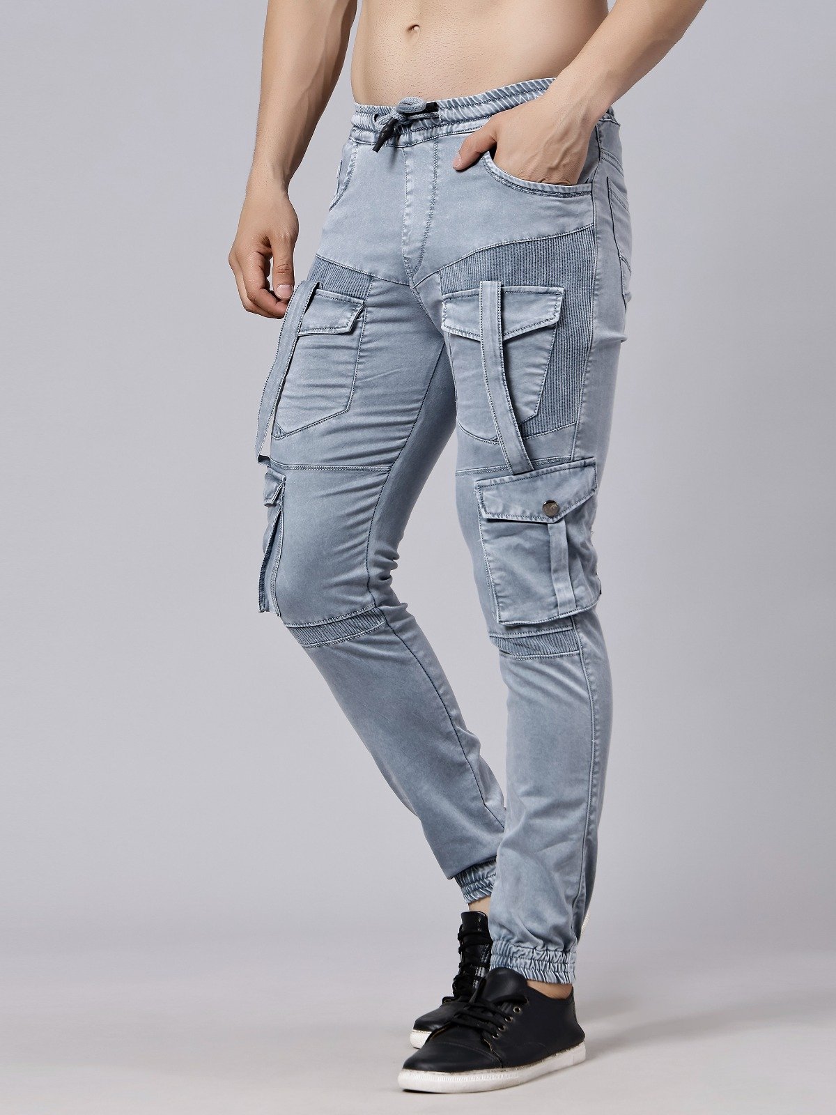 Una vista de una playa desde la cima de una colina